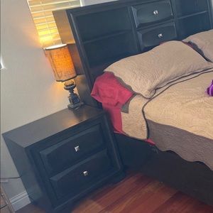 Queen bedroom with 2 nightstand